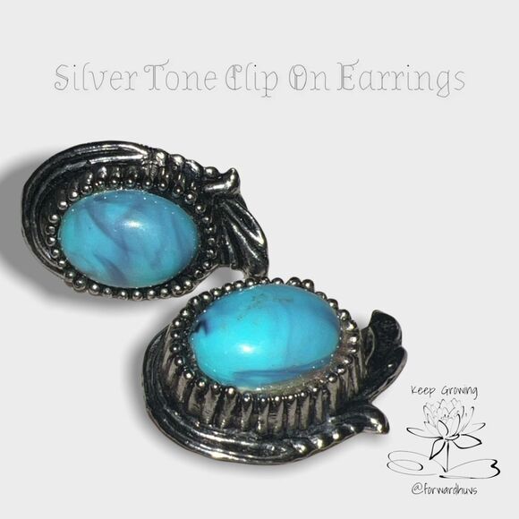 Unmarked Vintage Silver Tone Clip on Earrings - Picture 7 of 8